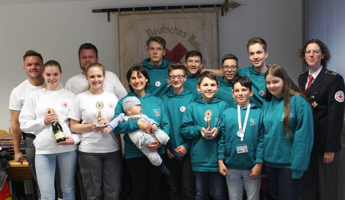 Die Erstplatzieren: links die DRK-Bereitschaft Langenalb, in grün das Jugendrotkreuz Maulbronn und rechts DRK-Kreisbereitschaftsleiterin Martina Haller.