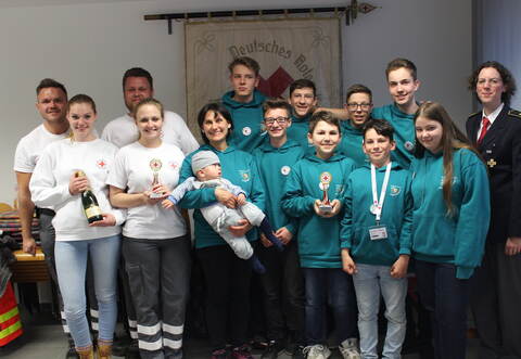 Die Erstplatzieren: links die DRK-Bereitschaft Langenalb, in grün das Jugendrotkreuz Maulbronn und rechts DRK-Kreisbereitschaftsleiterin Martina Haller.