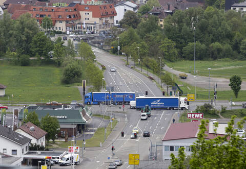 Ab Montag, 20. Mai, wird zwischen Pforzheim und Mühlacker der Fahrbahnbelag auf dem vierspurigen Bereich der B10 in Niefern/Niefern-Vorort erneuert. Mit Rückstaus und Behinderungen ist zu rechnen.