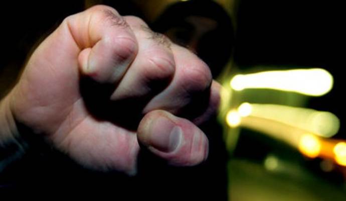 In der Nacht zum Samstag flogen gleich mehrfach die Fäuste in der Stadt. Drei Auseinandersetzungen hielten die Polizeibeamten auf Trab. In der Nacht zum Samstag flogen gleich mehrfach die Fäuste in der Stadt. Drei Auseinandersetzungen hielten die Polizeibeamten auf Trab.