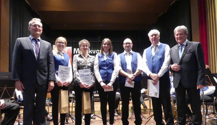 Der Vorsitzende des Blasmusikbezirks Obere Hardt, Robert Kary (von rechts), verlieh die Große Goldene Ehrennadel des Bundes Deutscher Blasmusikverbände an Andreas Ahr. Weiter geehrt wurden Calvin Axtmann, Sarah Rogalla, Petra Rogalla und Sofia Keil. Links der Vorsitzende des Ittersbacher Ittersbach, Uwe Becker. Foto: Weber