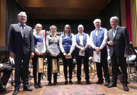 Der Vorsitzende des Blasmusikbezirks Obere Hardt, Robert Kary (von rechts), verlieh die Große Goldene Ehrennadel des Bundes Deutscher Blasmusikverbände an Andreas Ahr. Weiter geehrt wurden Calvin Axtmann, Sarah Rogalla, Petra Rogalla und Sofia Keil. Links der Vorsitzende des Ittersbacher Ittersbach, Uwe Becker. Foto: Weber