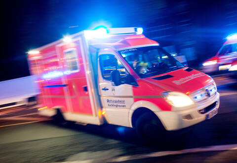 Der ältere Herr befindet sich in ärztlicher Behandlung, ist aber immer noch nicht ansprechbar.