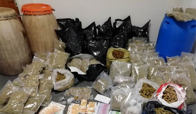 Sichergestellte Drogen und Bargeld nach einer Razzia im Ortenaukreis. Foto: PZ-Archiv, Polizeipräsidium Karlsruhe Sichergestellte Drogen und Bargeld nach einer Razzia im Ortenaukreis. Foto: PZ-Archiv, Polizeipräsidium Karlsruhe