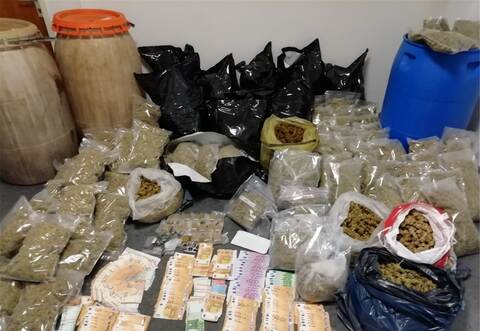 Sichergestellte Drogen und Bargeld nach einer Razzia im Ortenaukreis. Foto: PZ-Archiv, Polizeipräsidium Karlsruhe