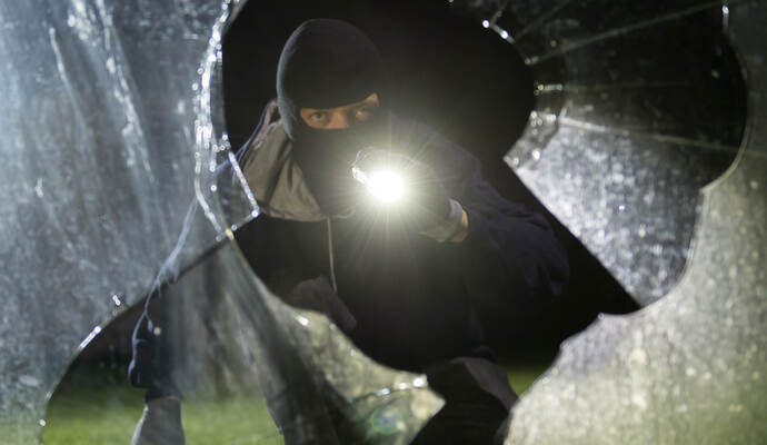 Anders als man es aus dem ein oder anderen Krimi kennt, waren es keine "Safeknacker", die bei einem Busunternehmen eingebrochen sind. Sie stahlen einfach den kompletten Tresor. Anders als man es aus dem ein oder anderen Krimi kennt, waren es keine "Safeknacker", die bei einem Busunternehmen eingebrochen sind. Sie stahlen einfach den kompletten Tresor.