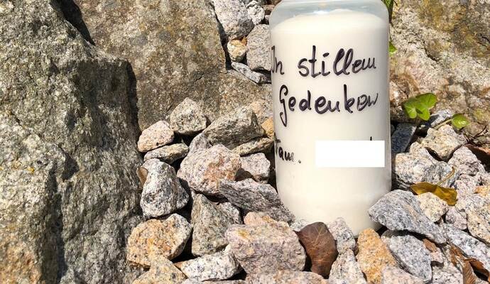 Nachbarn haben vor dem Haus in Tiefenbronn eine Kerze aufgestellt. Nachbarn haben vor dem Haus in Tiefenbronn eine Kerze aufgestellt.