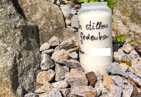 Nachbarn haben vor dem Haus in Tiefenbronn eine Kerze aufgestellt.