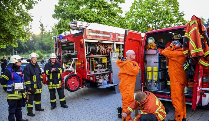 Mit Spezial-Anzügen ausgerüstet musste die Feuerwehr in das Klinik-Gebäude vordringen. Mit Spezial-Anzügen ausgerüstet musste die Feuerwehr in das Klinik-Gebäude vordringen.