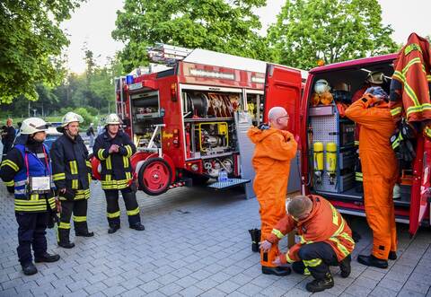 Mit Spezial-Anzügen ausgerüstet musste die Feuerwehr in das Klinik-Gebäude vordringen.
