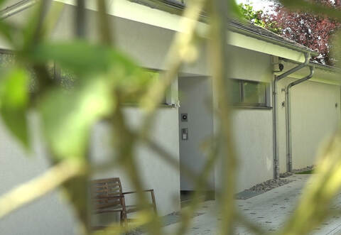 Nur der elfjährige Sohn überlebte den Angriff des Vaters im Haus in Mühlhausen. Der Junge ist inzwischen außer Lebensgefahr.