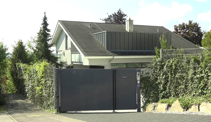In diesem Haus in Tiefenbronn hat sich die Bluttat abgespielt.