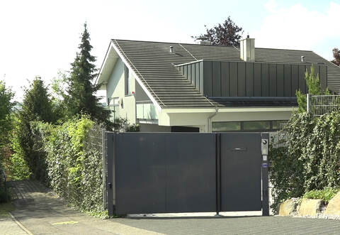 In diesem Haus in Tiefenbronn hat sich die Bluttat abgespielt.