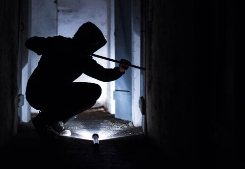 Mit Armschmalz und Brechstange verschafften sich die Diebe zugang zu den Geschäften.