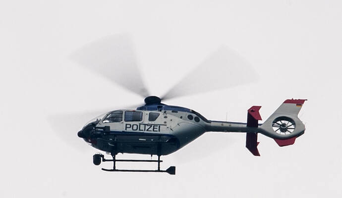 Ein Polizeihubschrauber über der Region hat Fragen bei den PZ-news-Lesern aufgeworfen.