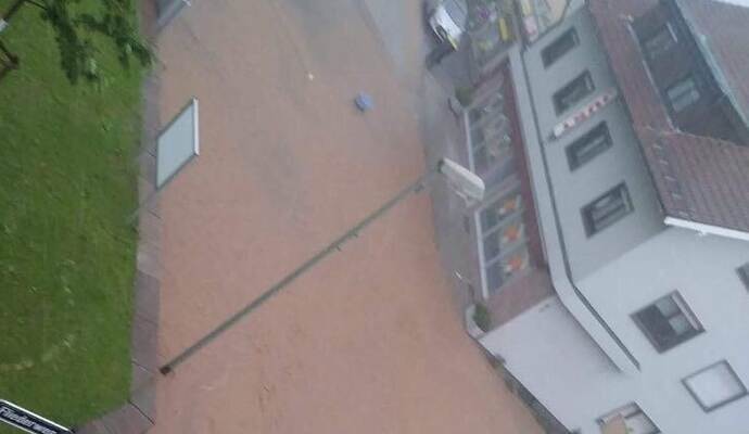 Ein Leserfoto zeigt die überschwemmte Kreuzung Dillweißensteiner/Schömberger Straße in Büchenbronn.