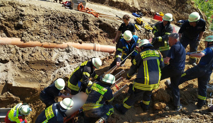 Nach rund einer Stunde konnte der Verletzte befreit werden.