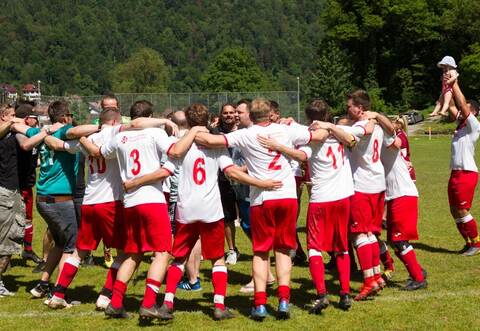 Die Tochter hat den Überblick: Ronny Holzapfel (rechts) hält seine Dalia Sophie hoch, während die Spieler der SG Unterreichenbach/Schwarzenberg Platz zwei feiern. Foto: Sebastian Groteloh