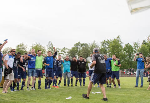 Die Göbricher feiern den Aufstieg in die Kreisliga.