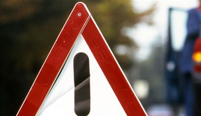 Echtes Glück hatte der junge Mann, der mit seinem Opel einen Abhang herunterrutschte und sich überschlug. Echtes Glück hatte der junge Mann, der mit seinem Opel einen Abhang herunterrutschte und sich überschlug.