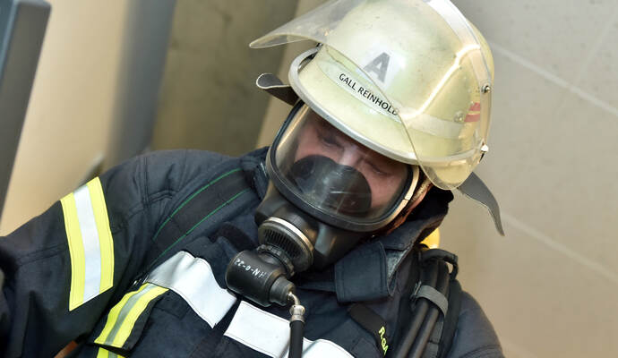 Mit Atemschutz musste die Feuerwehr die verrauchte Wohnung in Maulbronn betreten. Mit Atemschutz musste die Feuerwehr die verrauchte Wohnung in Maulbronn betreten.