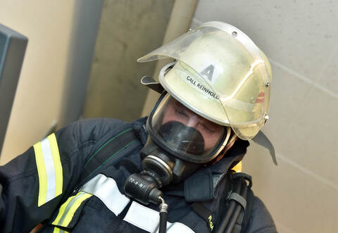 Mit Atemschutz musste die Feuerwehr die verrauchte Wohnung in Maulbronn betreten.