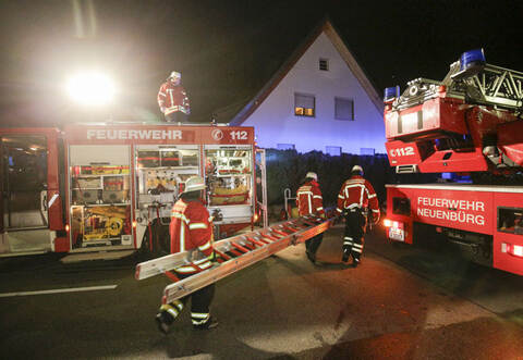 Den Abteilungen der Freiwilligen Feuerwehren aus Langenalb, Conweiler, Feldrennach und Neuenbürg gelang es, den KMüchenbrand in Straubenhardt-Langenalb nach kurzer Zeit zu löschen und Schlimmeres zu verhindern.