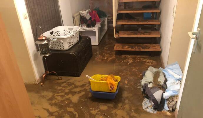 Hagel Und Heftige Regenfalle Strassen Uberschwemmt Keller Unter Wasser Startseite