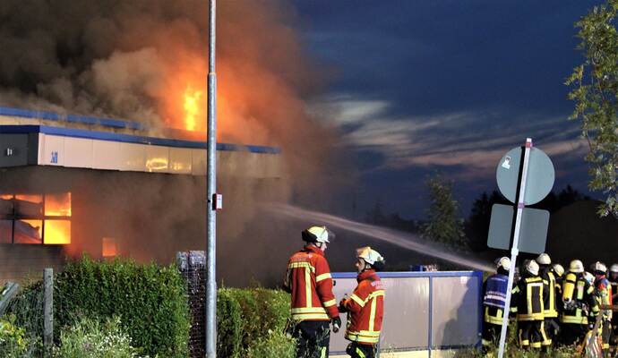 Die Kräfte der Feuerwehr waren bis in die Morgenstunden im Einsatz.