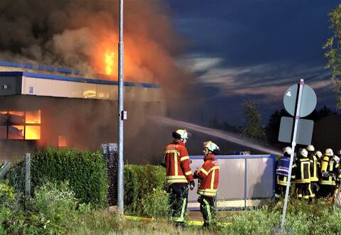 Die Kräfte der Feuerwehr waren bis in die Morgenstunden im Einsatz.
