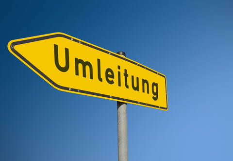 Autofahrer, die auf der B10 von Niefern nach Enzberg wollen, müssen eine Umleitung fahren.