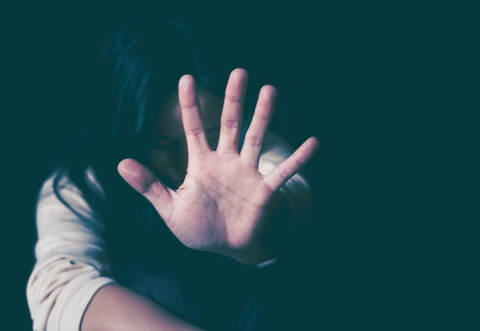 Der Mann küsste und betatschte das Mädchen.