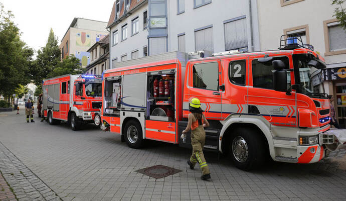 Zahlreiche Einsatzkräfte kämpften am Morgen gegen den Dehnungsbrand.