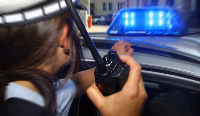 Erst als eine Polizeistreife, die in telefonischem Kontakt mit einem verletzten Radfahrer stand, wiederholt das Martinshorn betätigte, konnte das Unfallopfer seinen Standort angeben.