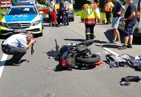 Bei dem Unfall zwischen der Eyachbrücke und Dobel bei Neuenbürg zog sich der 66-jährige Motorradfahrer schwere Verletzungen zu.