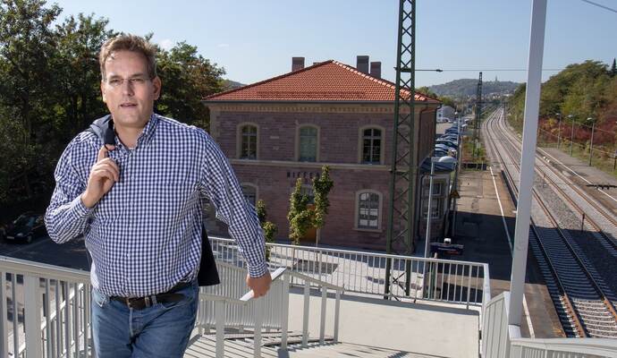 Erik Schweickert zeigt: Der Bahnhof in Niefern soll 2020 barrierefrei werden. Erik Schweickert zeigt: Der Bahnhof in Niefern soll 2020 barrierefrei werden.