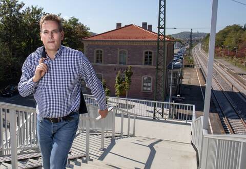 Erik Schweickert zeigt: Der Bahnhof in Niefern soll 2020 barrierefrei werden.