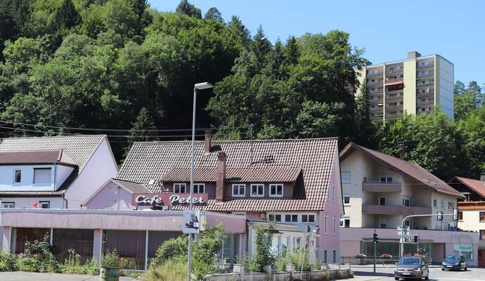 Mietwohnungen für den kleinen Geldbeutel sollen dort entstehen, wo sich jetzt noch das Café Peter in Calmbach befindet. Mietwohnungen für den kleinen Geldbeutel sollen dort entstehen, wo sich jetzt noch das Café Peter in Calmbach befindet.