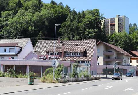 Mietwohnungen für den kleinen Geldbeutel sollen dort entstehen, wo sich jetzt noch das Café Peter in Calmbach befindet.