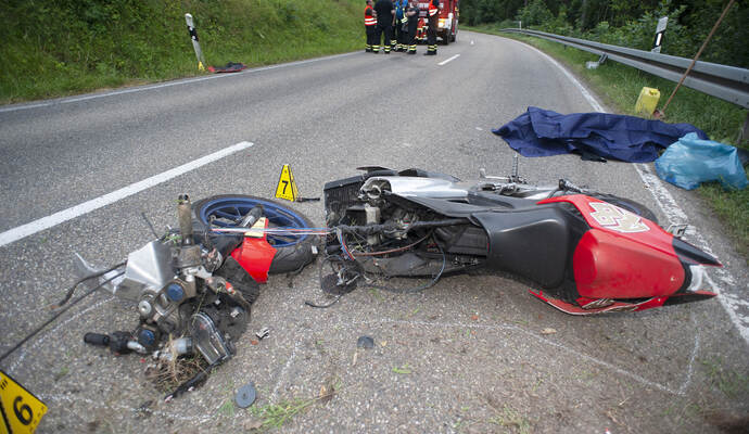 Das Motorrad des jungen Mannes wurde in zwei Teile gerissen. Das Motorrad des jungen Mannes wurde in zwei Teile gerissen.