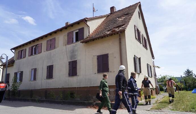 Die Feuerwehr musste eine tote Frau aus der Wohnung im ersten Obergeschoss dieses Hauses in Remchingen-Singen bergen.