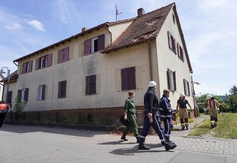 Die Feuerwehr musste eine tote Frau aus der Wohnung im ersten Obergeschoss dieses Hauses in Remchingen-Singen bergen.