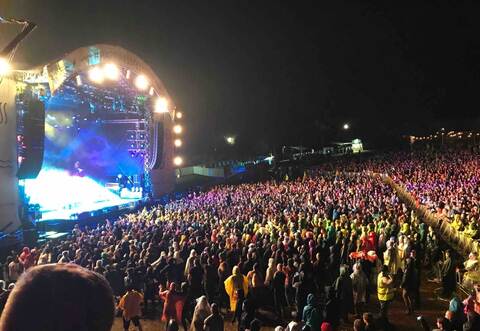 Und wie war so das Wetter beim Happiness-Festival? Wer sieht, wie die Menschen bei SDP gefeiert haben, weiß, dass Musik manchmal wichtiger ist als eine trockene Frisur.