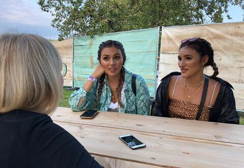 PZ-Redakteurin Julia Wessinger im Gespräch mit Anna Maria und Katharina Damm (von links).