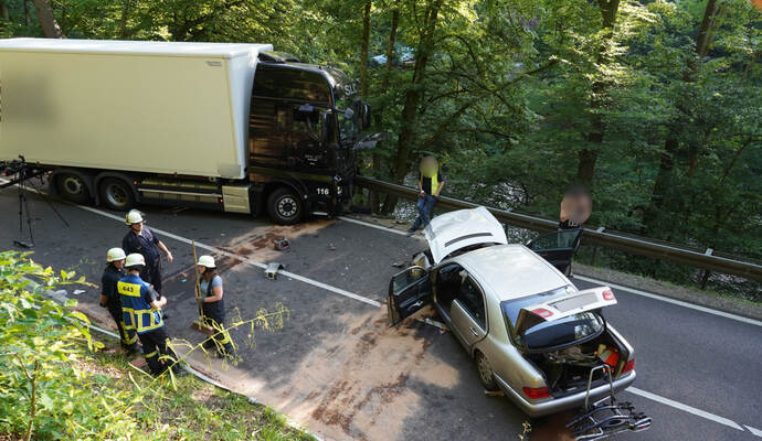 Der Lkw geriet aufgrund des Zusammenpralls auf die Gegenspur und krachte dort gegen einen Mercedes.