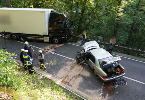 Der Lkw geriet aufgrund des Zusammenpralls auf die Gegenspur und krachte dort gegen einen Mercedes.