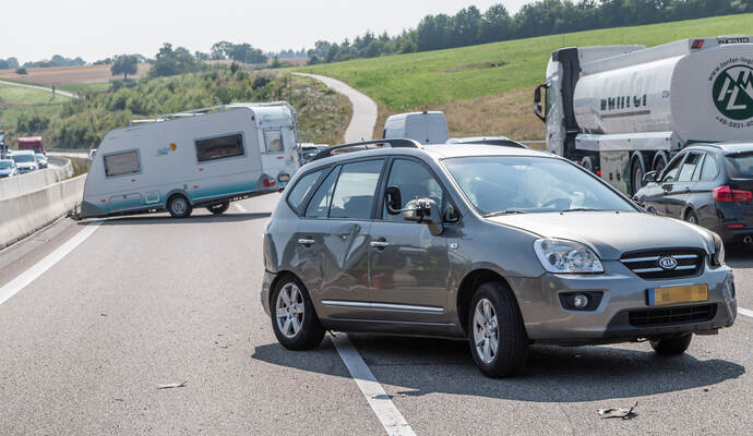 Der Urlaub einer niederländischen Familie, die mit dem Wohnwagen auf der A8 unterwegs war, nahm keinen guten Anfang. Foto: Aaron Klewer/Einsatz-Report24
 