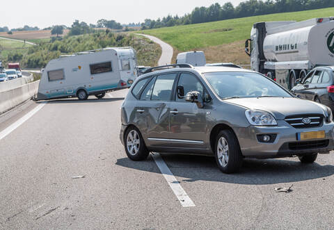 Der Urlaub einer niederländischen Familie, die mit dem Wohnwagen auf der A8 unterwegs war, nahm keinen guten Anfang. Foto: Aaron Klewer/Einsatz-Report24
 