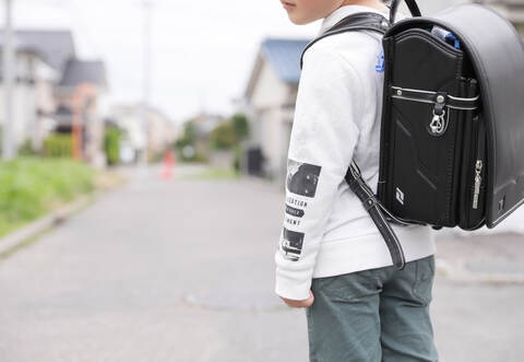 In den besorgniserregenden Meldungen heißt es, Kinder werden mit Handys in Autos gelockt.