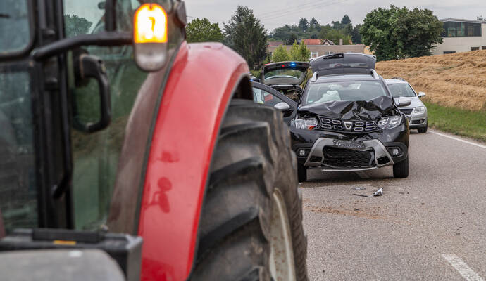 Missglückter Überholvorgang: Ein Dacia war kurz vor Remchingen-Nöttingen auf einen Traktor geprallt. Missglückter Überholvorgang: Ein Dacia war kurz vor Remchingen-Nöttingen auf einen Traktor geprallt.